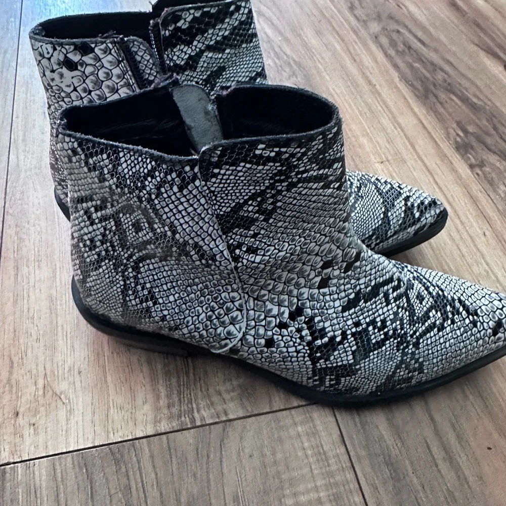 Shyanne
SHAYANNE WHITE LEATHER, FAUX SNAKESKIN DESIGN, WESTERN COWBOY size 8 - Picture 13 of 13